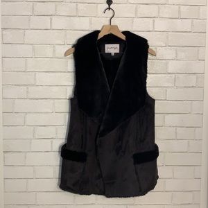 Kendall & Kylie faux fur 100% polyester black vest women’s size Medium (M)